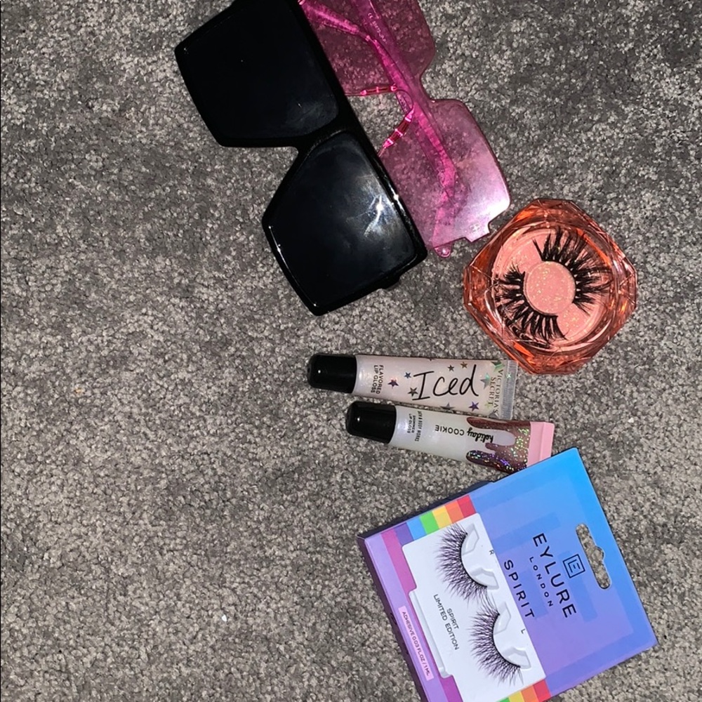 Sunglasses , gloss and eyelash combo